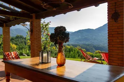 Vista generica sulle montagne o vista sulle montagne dall'interno della casa vacanze