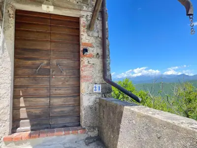 Vista generica sulle montagne o vista sulle montagne dall'interno dell'appartamento