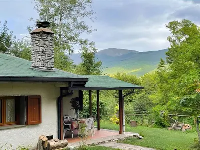 Vista generica sulle montagne o vista sulle montagne dall'interno della casa vacanze