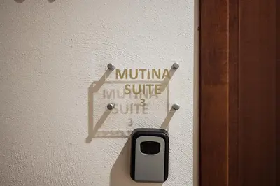 Certificato, attestato, insegna o altro documento esposto da Mutina Suite 3