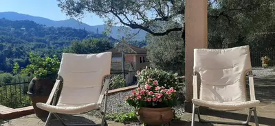Vista generica sulle montagne o vista sulle montagne dall'interno dell'appartamento
