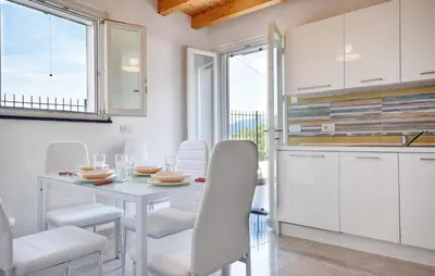 Cucina o angolo cottura di 2 Bedroom Nice Home In Cogorno