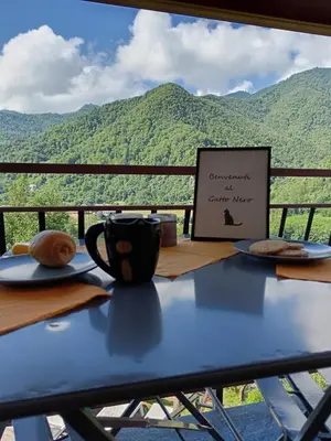 Vista generica sulle montagne o vista sulle montagne dall'interno dell'appartamento
