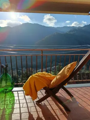 Vista generica sulle montagne o vista sulle montagne dall'interno dell'appartamento