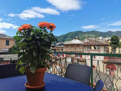 Vista generica sulle montagne o vista sulle montagne dall'interno dell'appartamento