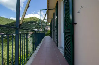 Vista generica sulle montagne o vista sulle montagne dall'interno dell'appartamento