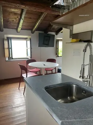 TV o dispositivi per l'intrattenimento presso Begasti guest house, for trekking lovers, free parking included
