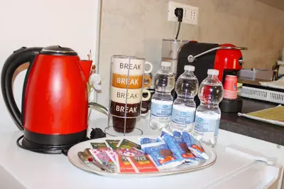 Set per la preparazione di tè e caffè presso Mentana Guest House
