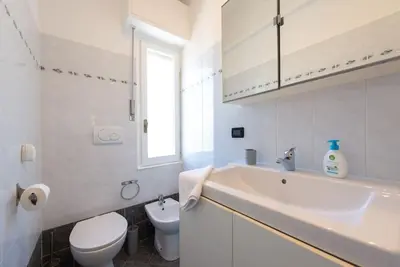 Bagno di Casa di Mauri - La finestra sul mare