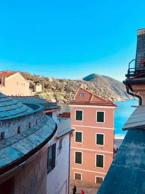 Vista generica sulle montagne o vista sulle montagne dall'interno dell'appartamento