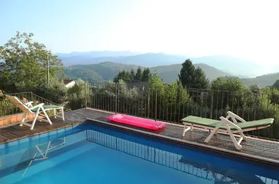 Vista generica sulle montagne o vista sulle montagne dall'interno della casa vacanze