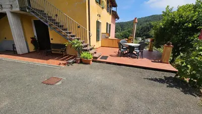 Vista generica sulle montagne o vista sulle montagne dall'interno dell'affittacamere