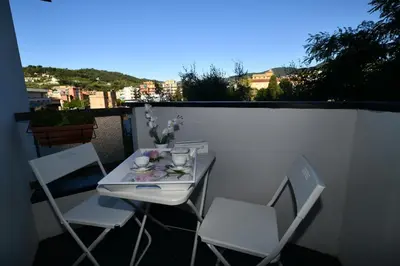 Vista generica sulle montagne o vista sulle montagne dall'interno dell'appartamento