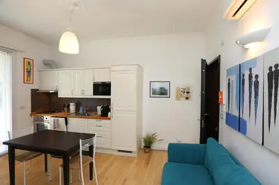 Cucina o angolo cottura di IL TUCANINO con giardino e parcheggio
