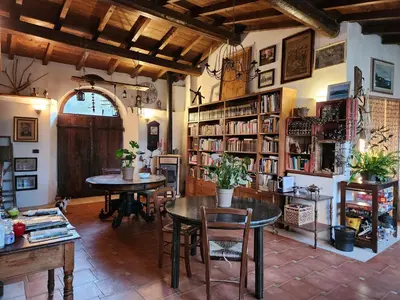 Biblioteca nella stanza in casa privata