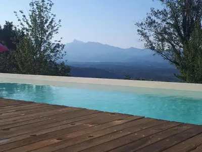 Vista generica sulle montagne o vista sulle montagne dall'interno della stanza in casa privata