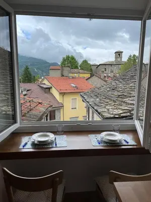 Vista generica sulle montagne o vista sulle montagne dall'interno dell'appartamento