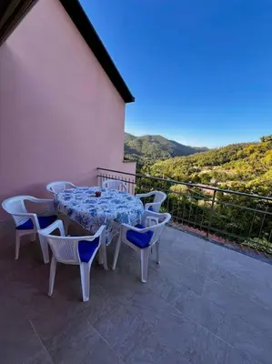 Vista generica sulle montagne o vista sulle montagne dall'interno della casa vacanze