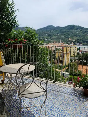 Vista generica sulle montagne o vista sulle montagne dall'interno dell'appartamento