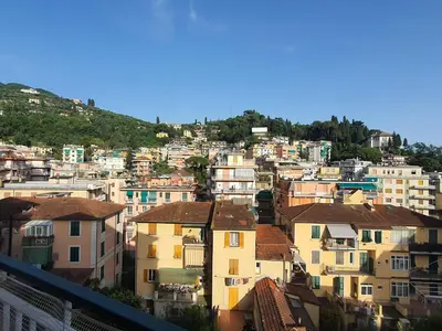 Vista generica sulle montagne o vista sulle montagne dall'interno dell'appartamento
