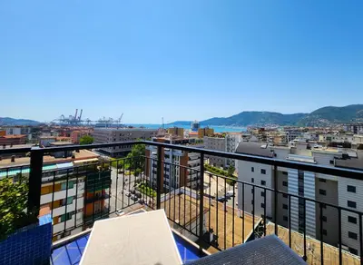 Vista generica sulle montagne o vista sulle montagne dall'interno dell'appartamento