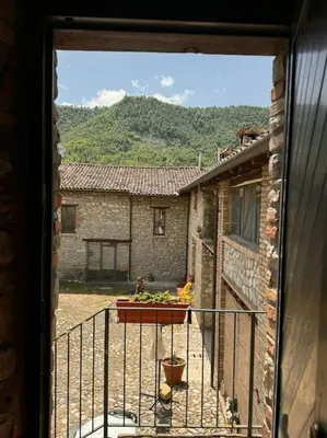 Vista generica sulle montagne o vista sulle montagne dall'interno della casa vacanze