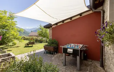 Vista generica sulle montagne o vista sulle montagne dall'interno della casa vacanze