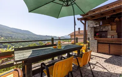 Vista generica sulle montagne o vista sulle montagne dall'interno della casa vacanze