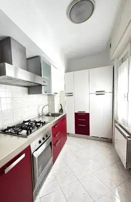 Cucina o angolo cottura di Bilocale con parcheggio privato vicino la stazione