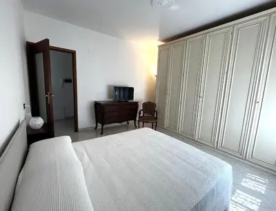 Letto o letti in una camera di Bilocale con parcheggio privato vicino la stazione