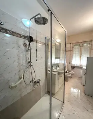 Bagno di Bilocale con parcheggio privato vicino la stazione