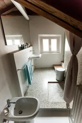 Bagno di Little Tower over the roofs