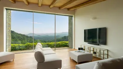 Vista generica sulle montagne o vista sulle montagne dall'interno della villa
