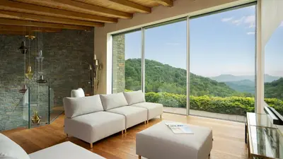 Vista generica sulle montagne o vista sulle montagne dall'interno della villa