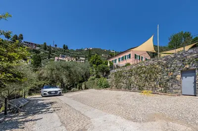 Vista generica sulle montagne o vista sulle montagne dall'interno della villa