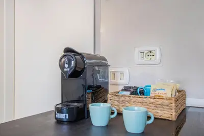 Set per la preparazione di tè e caffè presso ViaEmilia 2 min dal centro, 4 Persone, WIFI, Aria condizionata