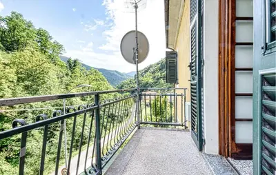 Vista generica sulle montagne o vista sulle montagne dall'interno della casa vacanze