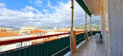 Vista generica sulle montagne o vista sulle montagne dall'interno dell'appartamento