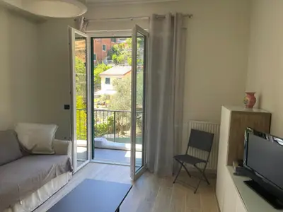 TV o dispositivi per l'intrattenimento presso Oleandri cosy Apartment Near best beaches