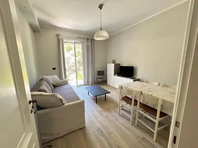 TV o dispositivi per l'intrattenimento presso Oleandri cosy Apartment Near best beaches