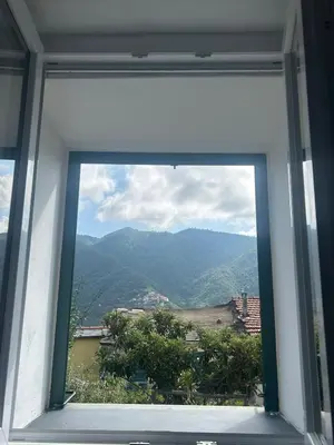 Vista generica sulle montagne o vista sulle montagne dall'interno dell'affittacamere
