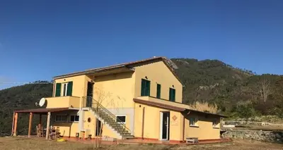 Vista generica sulle montagne o vista sulle montagne dall'interno della casa vacanze