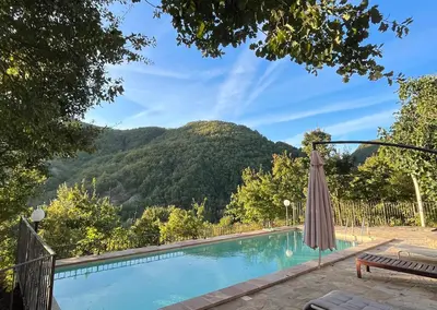 Vista generica sulle montagne o vista sulle montagne dall'interno della casa vacanze