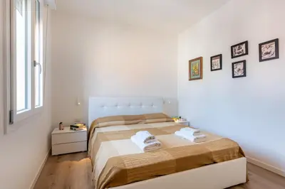 Letto o letti in una camera di GuestHost - Chic Parma Flat Near City Center