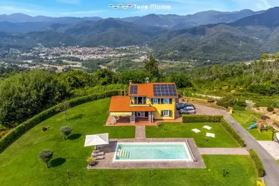 Vista generica sulle montagne o vista sulle montagne dall'interno della villa