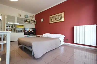 Letto o letti in una camera di Alby's apartment, nella Motor Valley con parcheggio privato