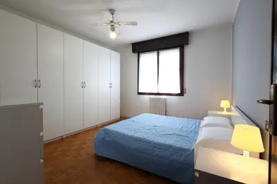 Letto o letti in una camera di Alby's apartment, nella Motor Valley con parcheggio privato
