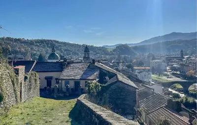 Vista generica sulle montagne o vista sulle montagne dall'interno dell'appartamento