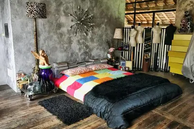 Letto o letti in una camera di loft dell'artista