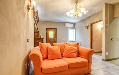 Area soggiorno di Cozy Home In Deiva Marina With Wifi